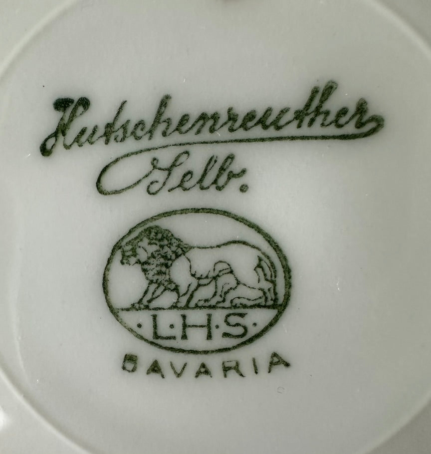Teller mit Katze in Tasse