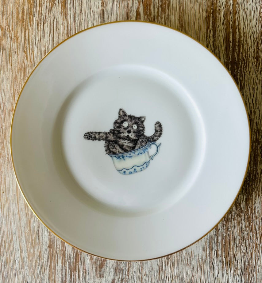 Teller mit Katze in Tasse