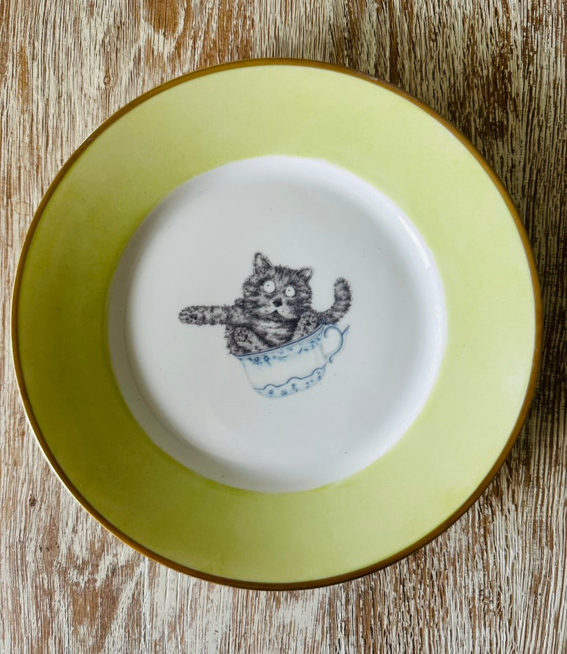 Teller mit Katze in Tasse