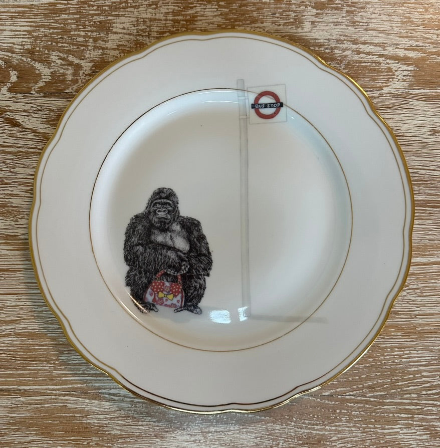 Vintage Teller Gorilla an Bushaltestelle