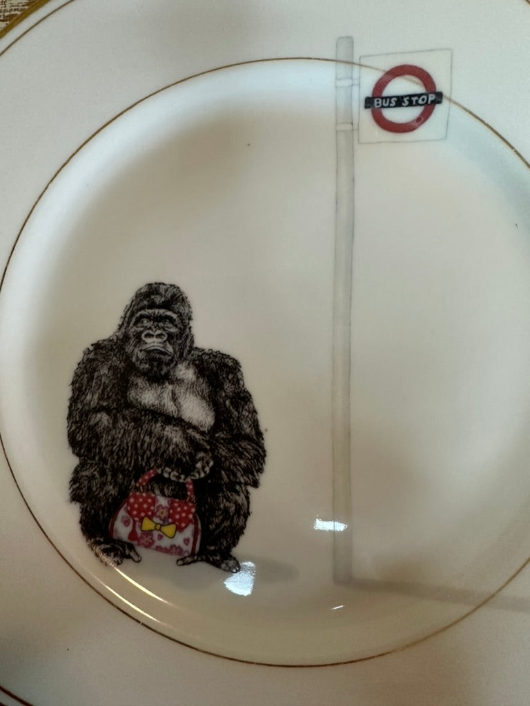 Vintage Teller Gorilla an Bushaltestelle